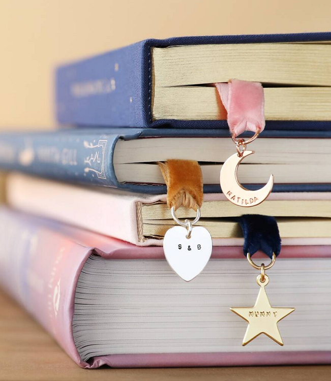 Inexpensive gifts for book lovers