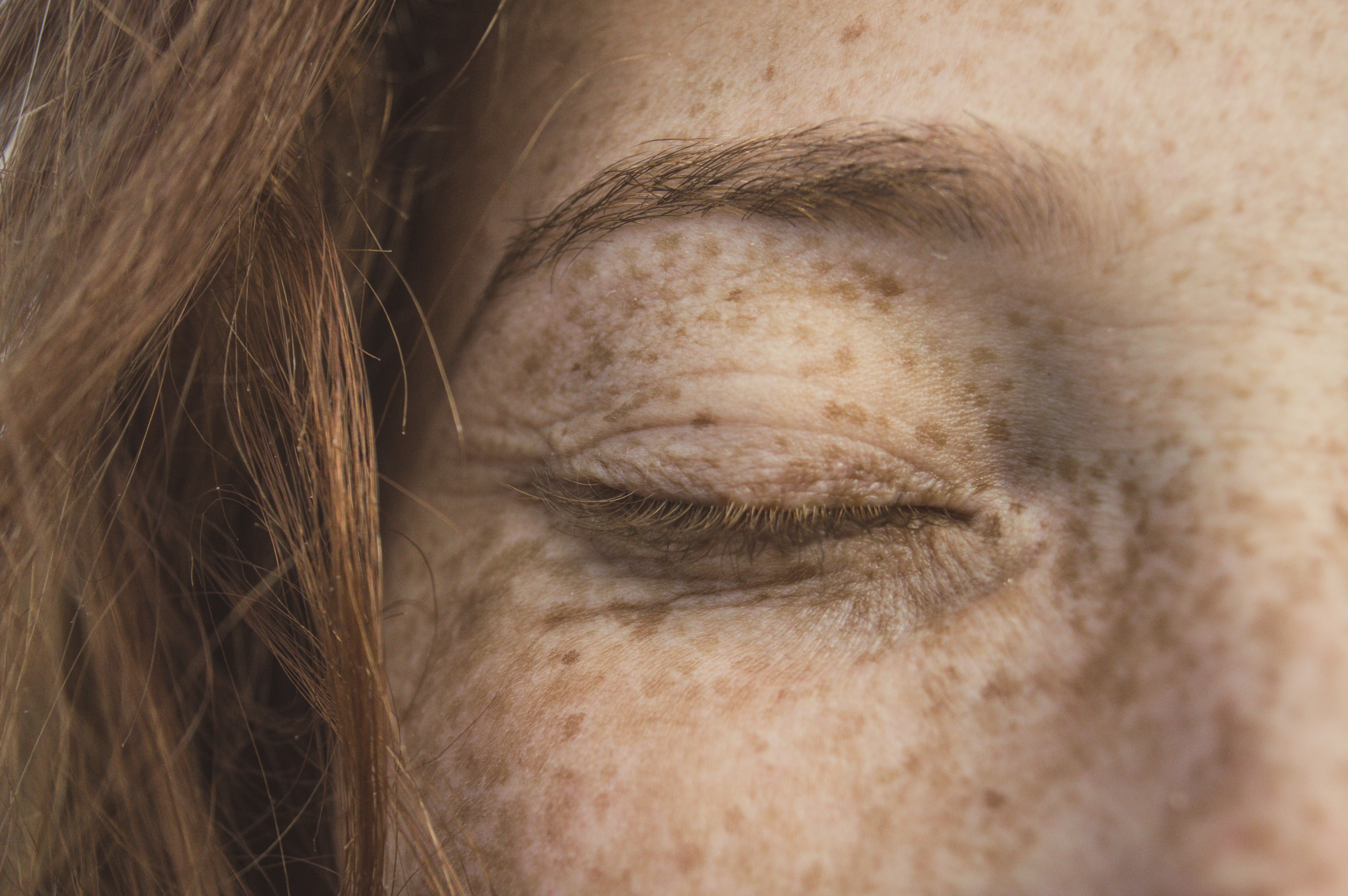 how to do fake freckles