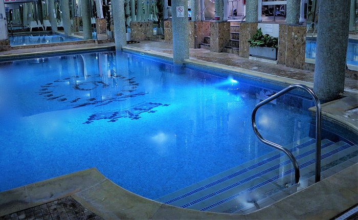 Queens Hotel Pool can kids go?
