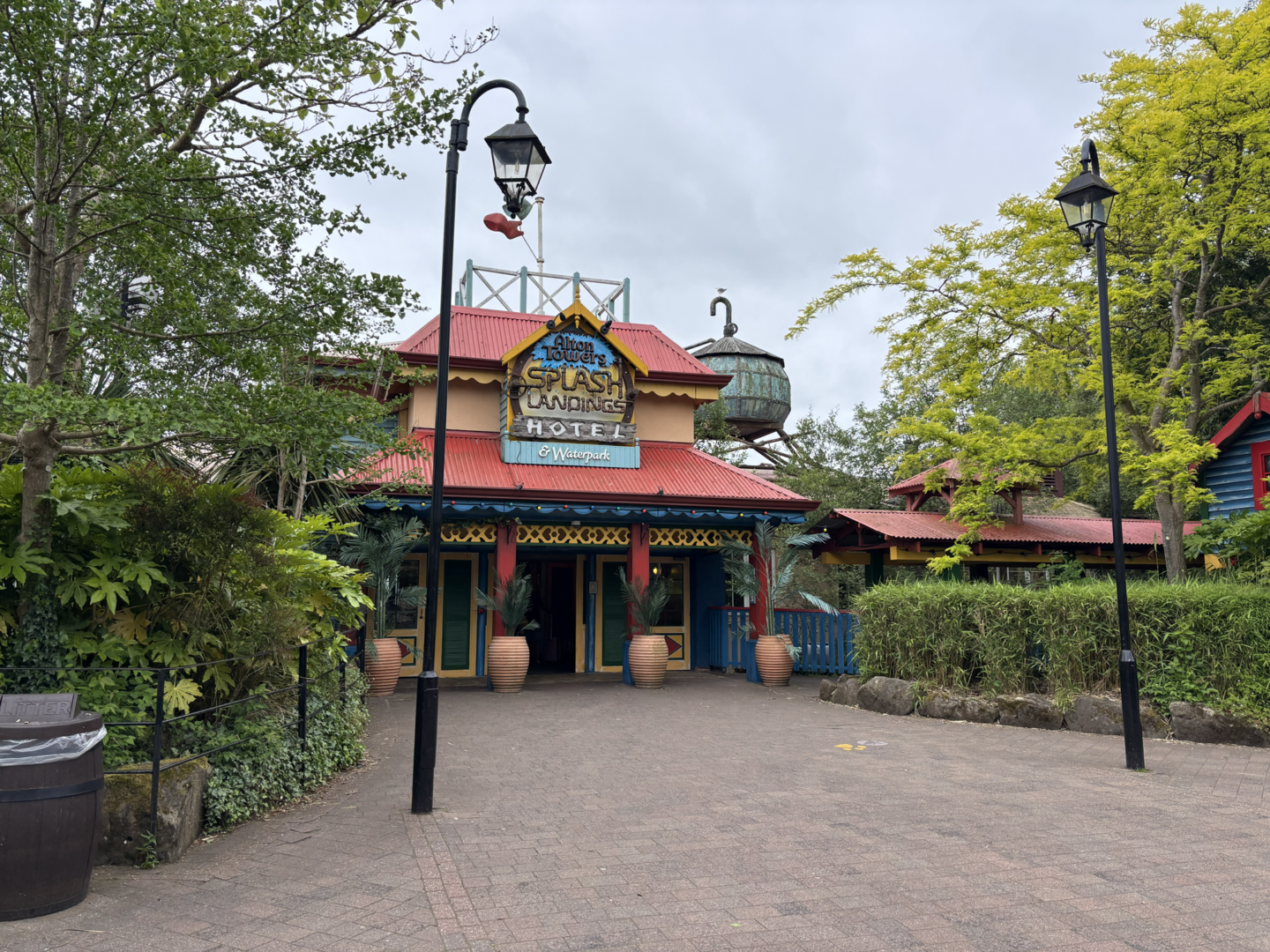 alton towers splash landings resort hotel