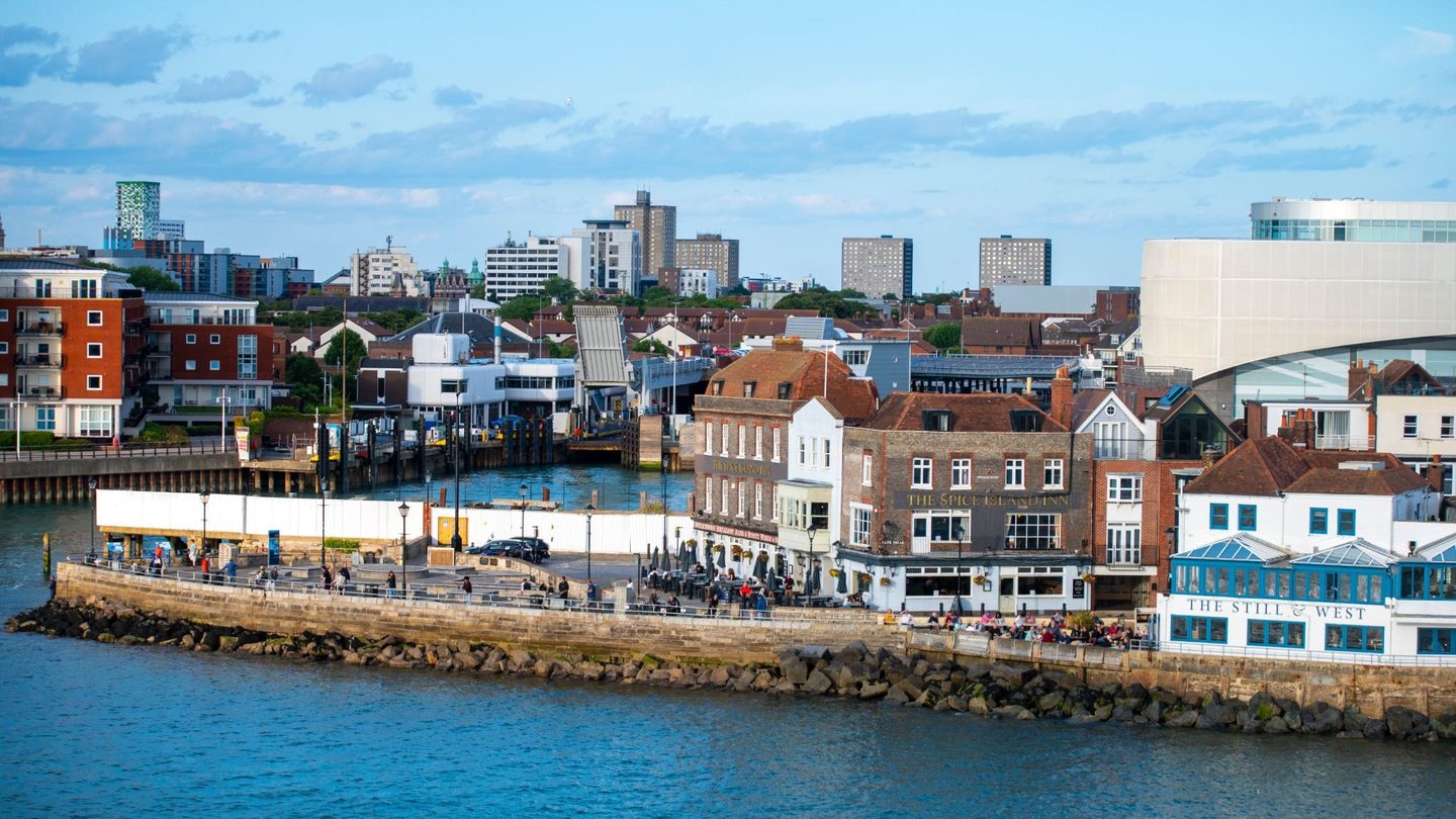 https://www.pexels.com/photo/vibrant-coastal-cityscape-of-portsmouth-harbor-38535865/